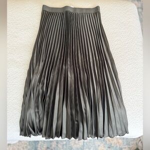 H&M Holiday Dark Green Pleated Skirt